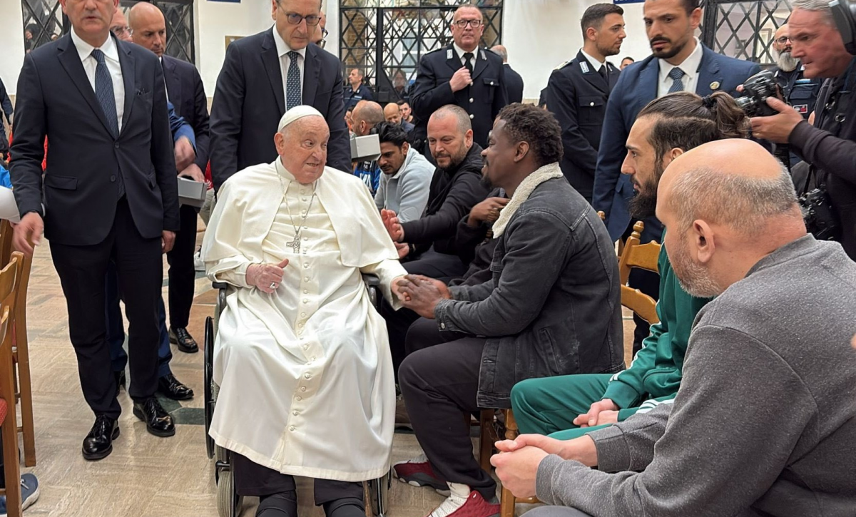 “Rezo por ustedes”: el Papa Francisco visita una cárcel y conmueve con su mensaje