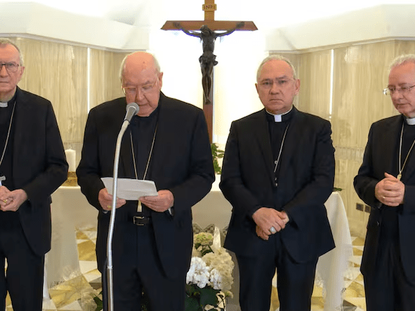 Cardenal Kevin Farrell: nuevo camarlengo tras la muerte del Papa Francisco en el anuncio del deceso