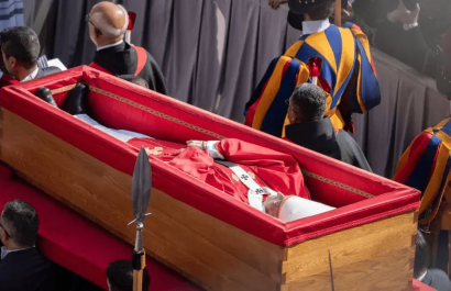 Santa Sede transmitirá funeral del Papa en 56 idiomas y lenguaje de señas