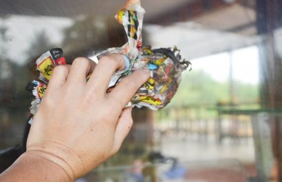 Limpiar con periódico: el error que arruina tus ventanas, según expertos en limpieza