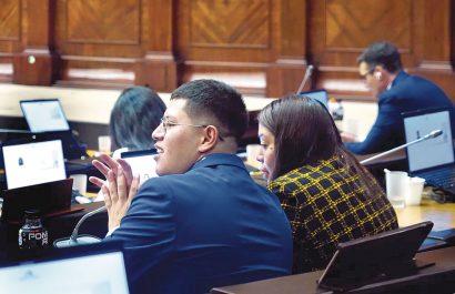 La alterna Nathaly Recalde reemplazará a Dominique Serrano durante su suspensión en la Asamblea