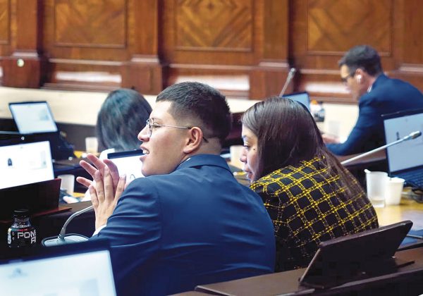 La alterna Nathaly Recalde reemplazará a Dominique Serrano durante su suspensión en la Asamblea