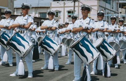 Estudiantes, moradores y directivos llenaron las calles de banderas celestes y blancas, música marcial.