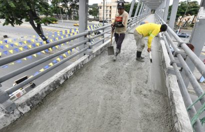 El Cabildo de Guayaquil ejecuta obras en pasos peatonales con alta afluencia.