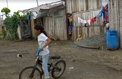 En el sector Brisas del Pacífico, de Pedernales, hay muchas familias viviendo en casas improvisadas después del terremoto.