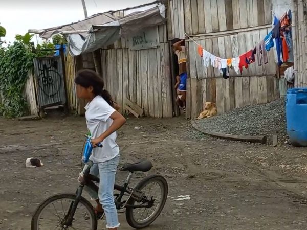 En el sector Brisas del Pacífico, de Pedernales, hay muchas familias viviendo en casas improvisadas después del terremoto.