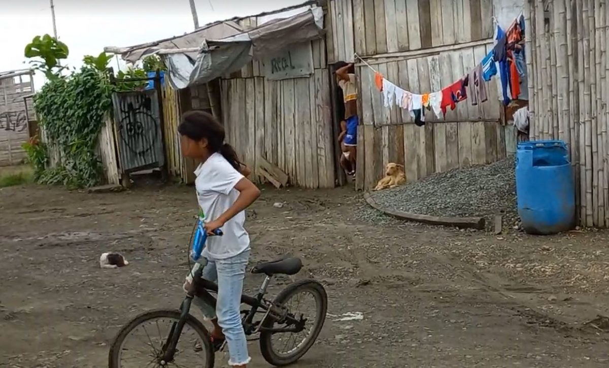 En el sector Brisas del Pacífico, de Pedernales, hay muchas familias viviendo en casas improvisadas después del terremoto.