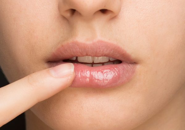 Dermatología advierte sobre el uso inadecuado del peeling labial en casa