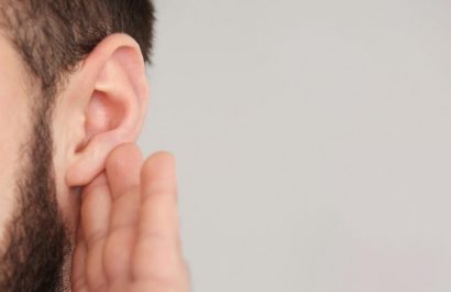 El silencio que alerta: cómo la pérdida auditiva predice riesgos cardíacos