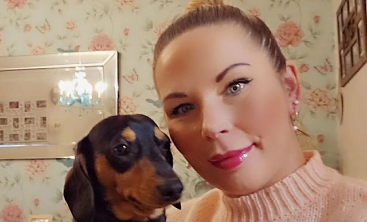 Jemma Hart murió por suicidio en Reino Unido y fue hallada semanas después junto a sus perros salchicha
