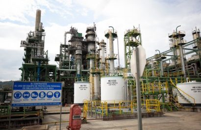 El gobierno enfrenta el desafío de equilibrar la explotación petrolera con las demandas ambientales.