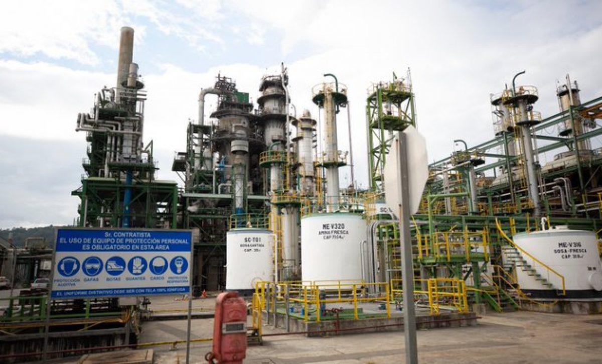 El gobierno enfrenta el desafío de equilibrar la explotación petrolera con las demandas ambientales.
