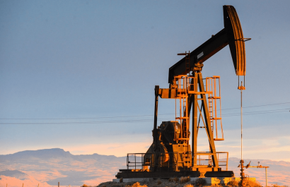 Alarma en los mercados: el petróleo cae a su precio más bajo desde 2022