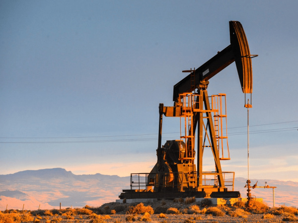 Alarma en los mercados: el petróleo cae a su precio más bajo desde 2022
