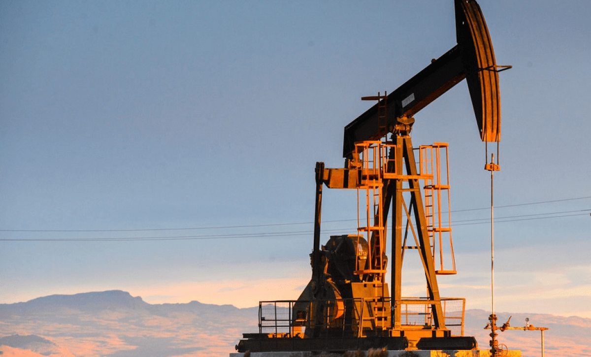 Alarma en los mercados: el petróleo cae a su precio más bajo desde 2022