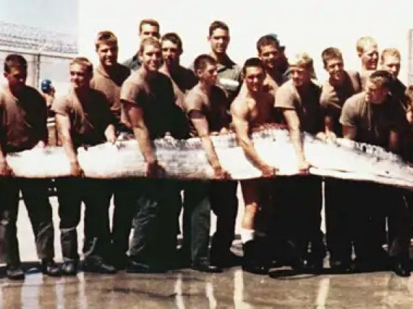 Miembros de la Armada de los Estados Unidos muestran un pez remo gigante de 7 metros descubierto por su instructor en la Bahía de San Diego en 1996.
