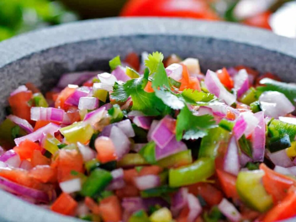 ¡Solo necesitas 5 ingredientes! Aprende a preparar el verdadero pico de gallo mexicano
