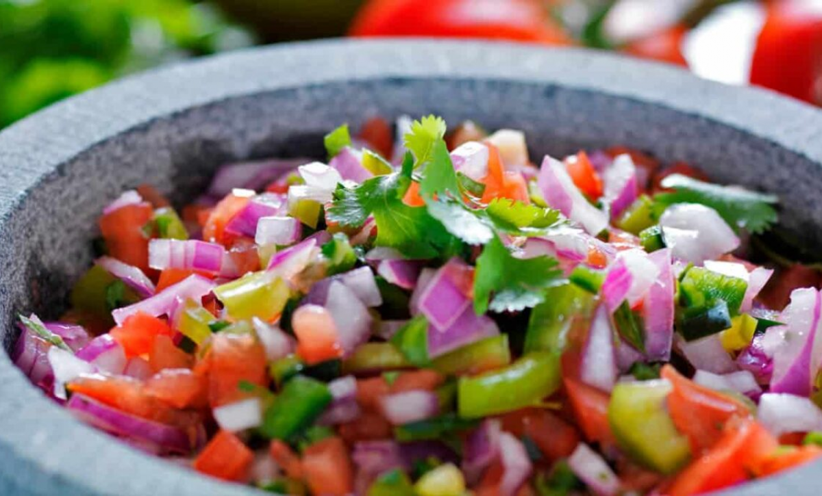 ¡Solo necesitas 5 ingredientes! Aprende a preparar el verdadero pico de gallo mexicano