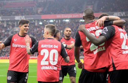 El defensa ecuatoriano Piero Hincapié junto a sus compañeros del Bayer Leverkusen.