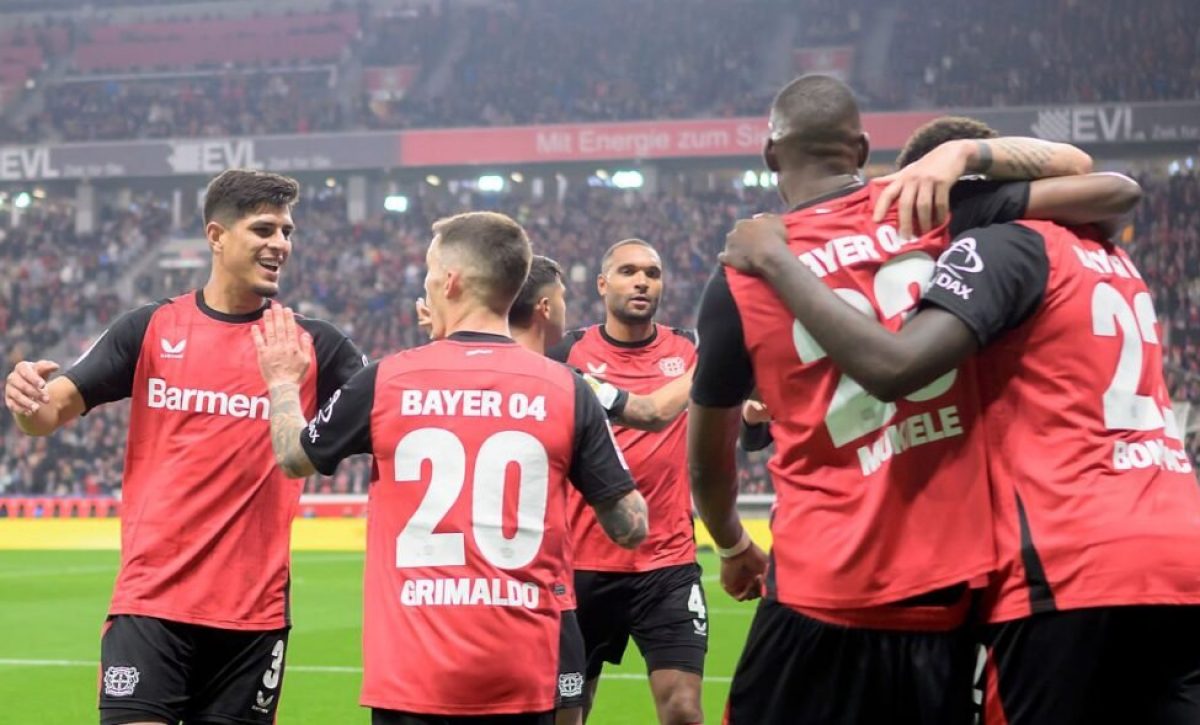 El defensa ecuatoriano Piero Hincapié junto a sus compañeros del Bayer Leverkusen.