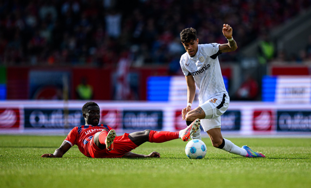 Bayer Leverkusen derrotó a Heidenheim, en la Bundesliga con Piero Hincapié en todo el partido