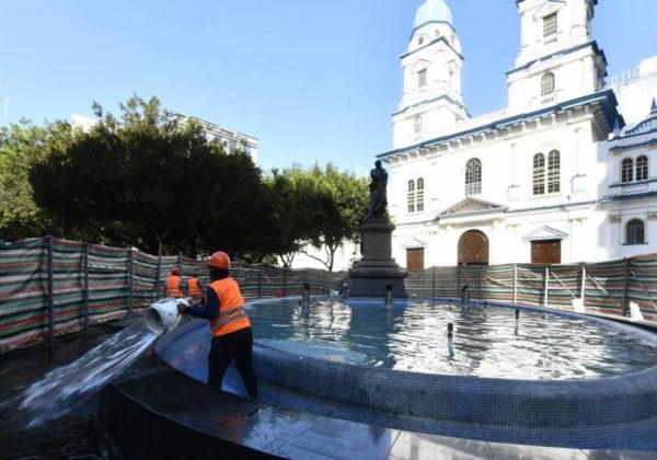 Comerciantes de la Plaza San Francisco de Guayaquil no podrán seguir en los kioscos cuando se renueve la obra.