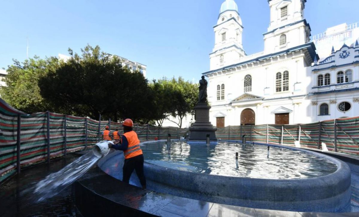Comerciantes de la Plaza San Francisco de Guayaquil no podrán seguir en los kioscos cuando se renueve la obra.