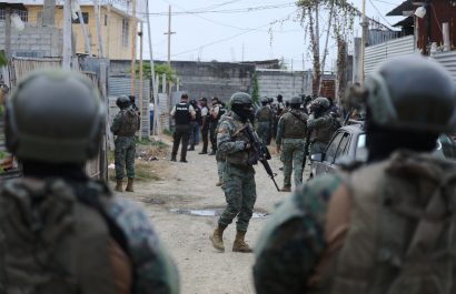 Policías y militares ecuatorianos recibirán bono extraordinario de $507,60 por enfrentar conflicto armado.