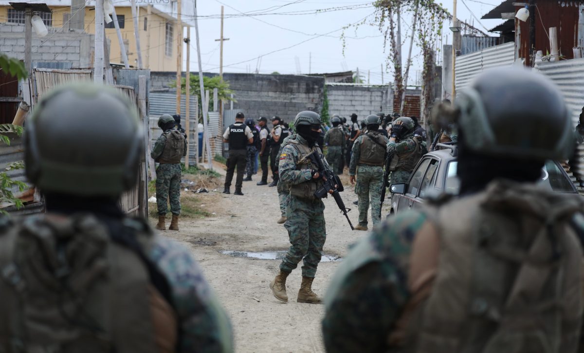 Policías y militares ecuatorianos recibirán bono extraordinario de $507,60 por enfrentar conflicto armado.