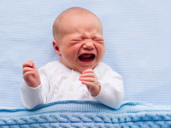 Por qué llora un bebé: factores fisiológicos y emocionales más frecuentes
