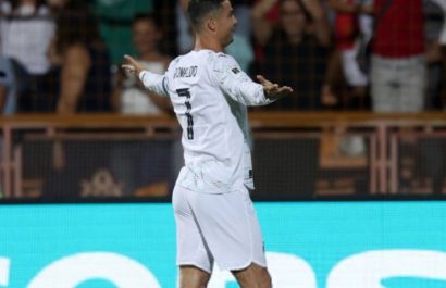 Cristiano Ronaldo, festeja uno de los dos goles que anotó.v