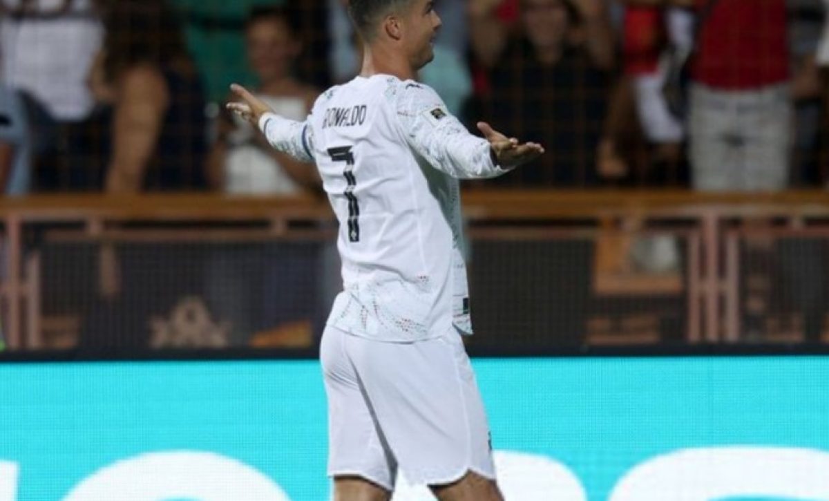 Cristiano Ronaldo, festeja uno de los dos goles que anotó.v