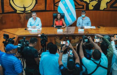 Marcela Aguiñaga, prefecta del Guayas, durante la rueda de prensa donde dio detalles de la cancelación del contrato del dragado del río Guayas.