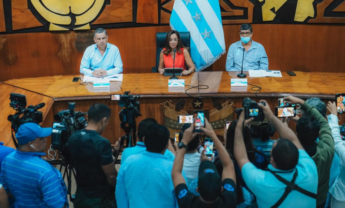 Marcela Aguiñaga, prefecta del Guayas, durante la rueda de prensa donde dio detalles de la cancelación del contrato del dragado del río Guayas.