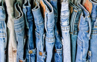 Las piezas en jean esenciales para un fondo de armario versátil