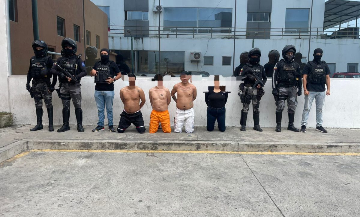 Una mujer detenida en Manta sería cómplice de hombres que se dedicaban a la extorsión desde una cárcel de Guayaquil.