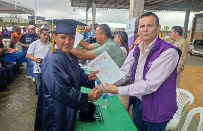 El director provincial del MAG, Galo Naula, entregó los certificados a los productores.