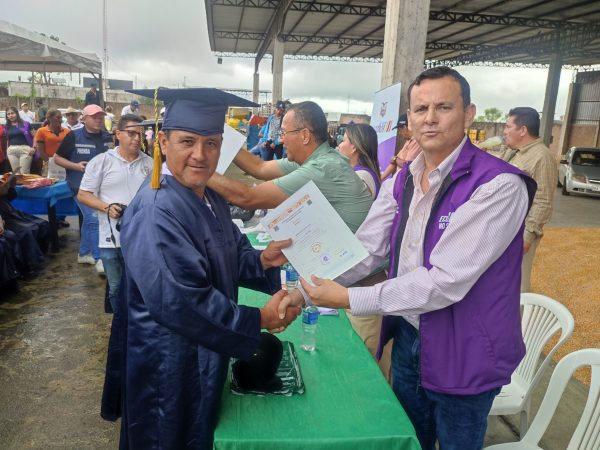 El director provincial del MAG, Galo Naula, entregó los certificados a los productores.