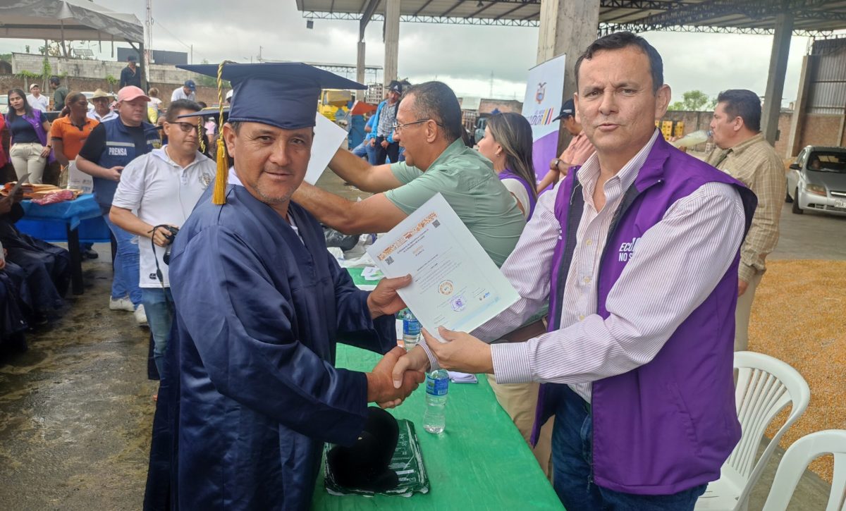 El director provincial del MAG, Galo Naula, entregó los certificados a los productores.