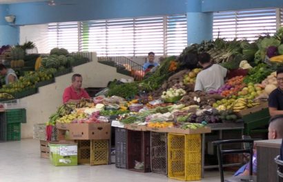 En el mercado central de Manta, se siente el incremento de precios en algunos productos.