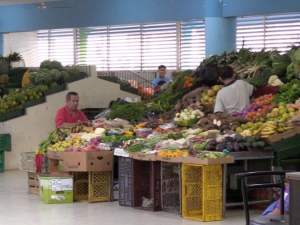 En el mercado central de Manta, se siente el incremento de precios en algunos productos.