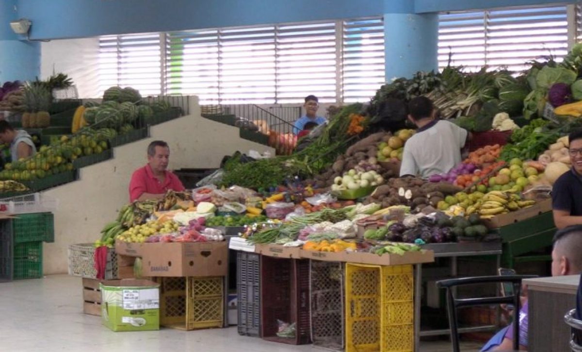 En el mercado central de Manta, se siente el incremento de precios en algunos productos.
