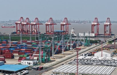 El Puerto de Shanghái continúa liderando el comercio marítimo mundial, y su nueva conexión con América Latina a través de Chancay promete fortalecer los lazos comerciales entre Asia y la región.
