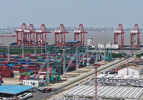 El Puerto de Shanghái continúa liderando el comercio marítimo mundial, y su nueva conexión con América Latina a través de Chancay promete fortalecer los lazos comerciales entre Asia y la región.
