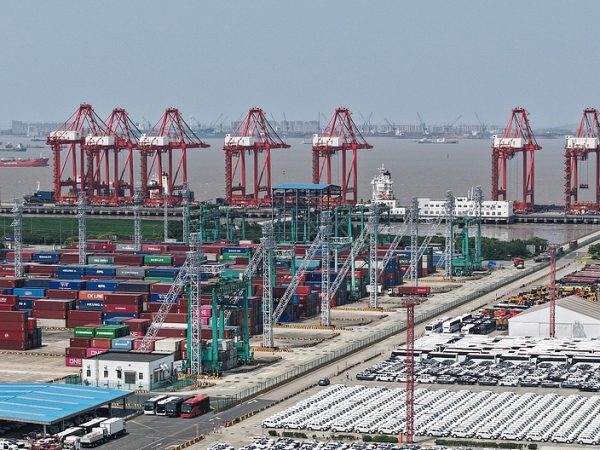 El Puerto de Shanghái continúa liderando el comercio marítimo mundial, y su nueva conexión con América Latina a través de Chancay promete fortalecer los lazos comerciales entre Asia y la región.