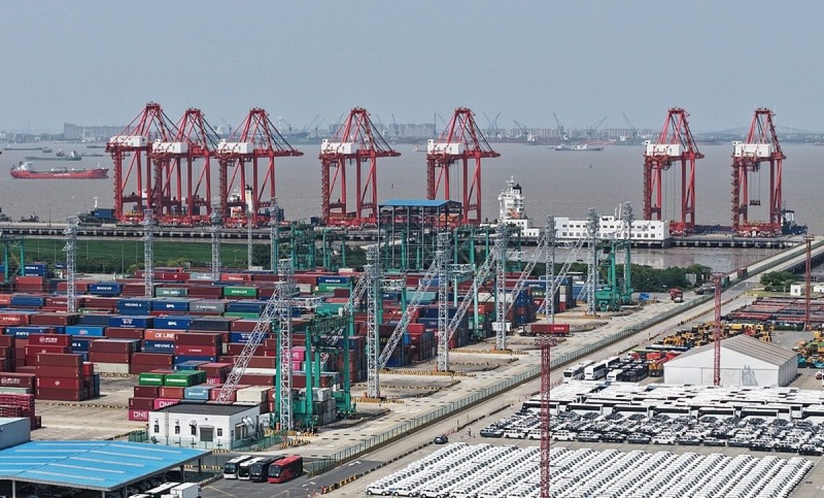 El Puerto de Shanghái continúa liderando el comercio marítimo mundial, y su nueva conexión con América Latina a través de Chancay promete fortalecer los lazos comerciales entre Asia y la región.