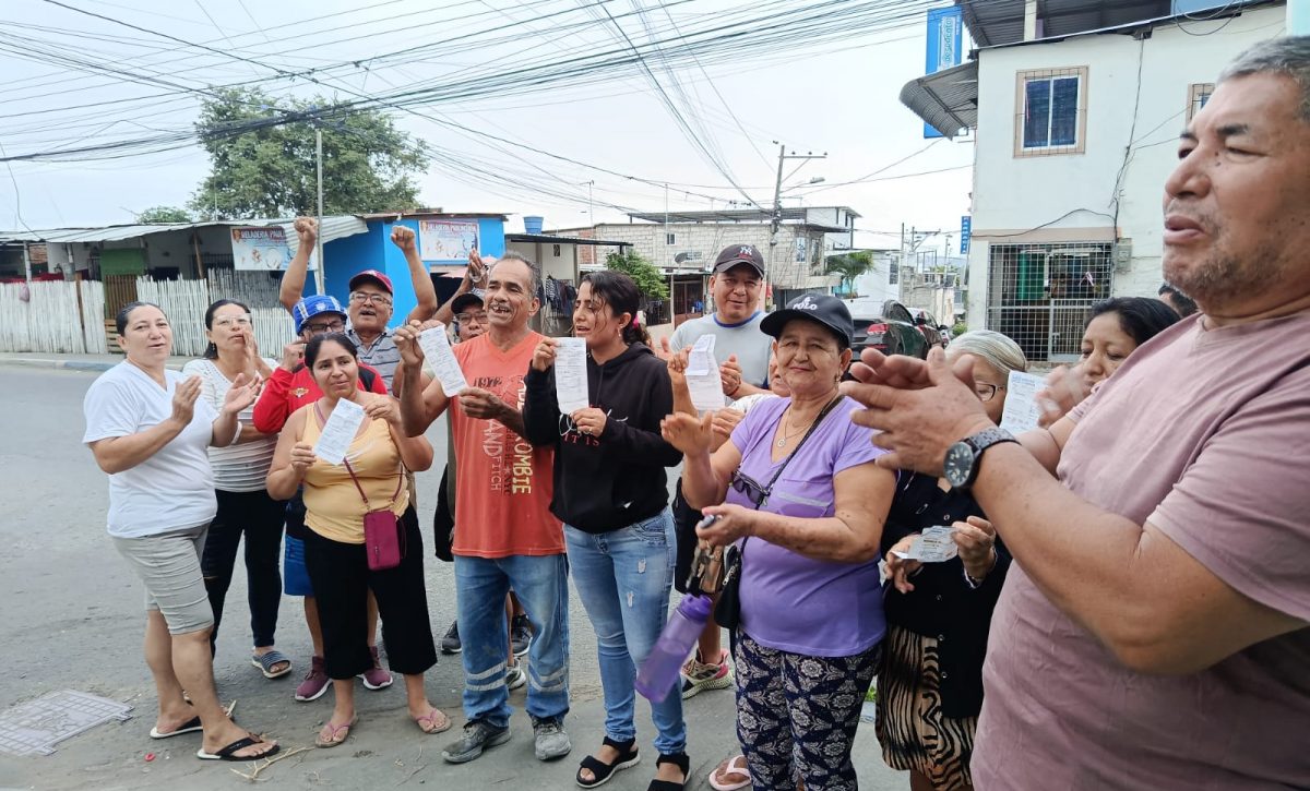Un grupo de moradores de San Pedro protesta por la falta de agua potable, un problema que los afecta desde hace tres semanas.