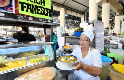 Los horarios de 6:00 a 16:00 ofrecen flexibilidad, mientras que los precios, van desde USD 3 hasta opciones más elaboradas con acompañamientos como maduro frito.