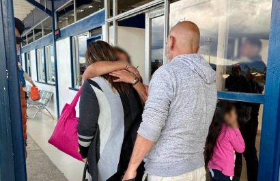 El momento en que la menor se reencuentra con su familia.