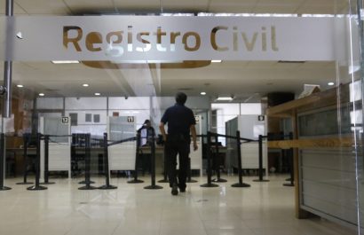 Cierran locales y detienen a 11 por turnos falsos en Registro Civil